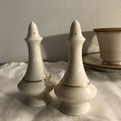 Lenox REGENCY Salt and Pepper Shakers Set Ivory with 24k Gold Trim 4”