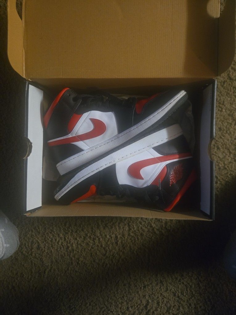 Jordan 1 Mid Gym Fire Red Bred Toe Size 12