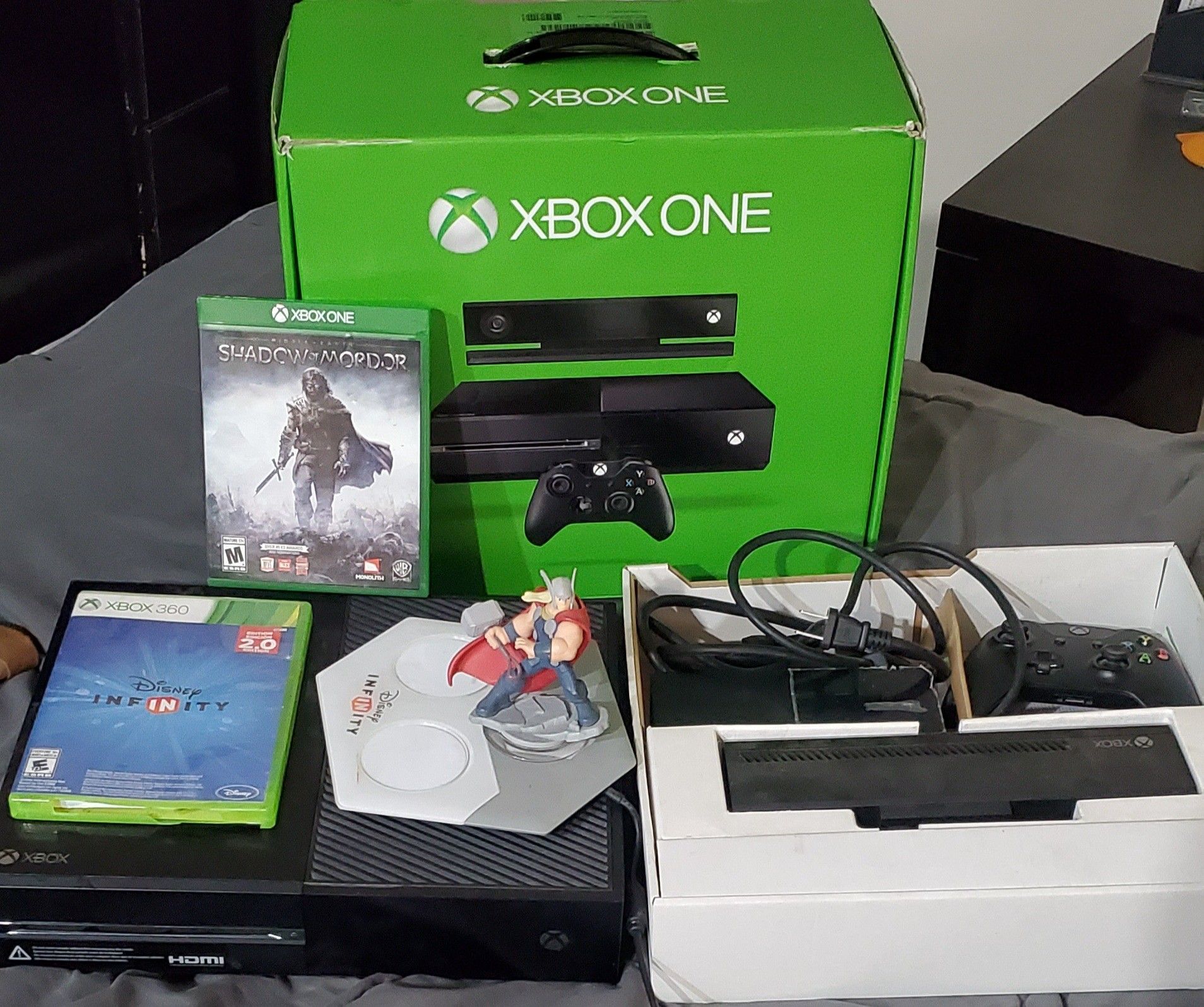 Xbox one with controller 5 games (gta v, burnout, hydro thunder, Disney infinity, shadow of mordor) controller, box and power cable