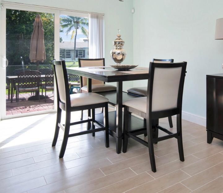 Beautiful dining kitchen table with 4 chairs