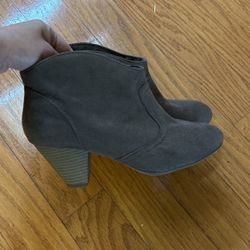 EUC Women Boots Size 9