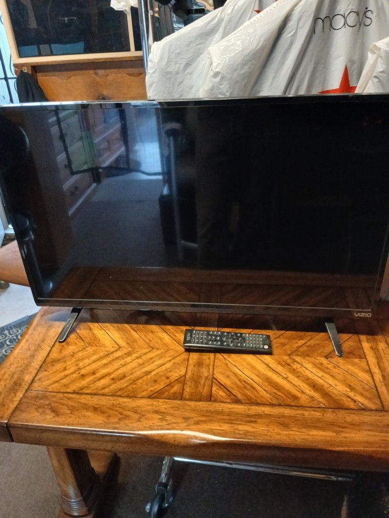 VIZIO 32" FLAT-SCREEN TV/REMOTE CONTROL! MUST GO!
