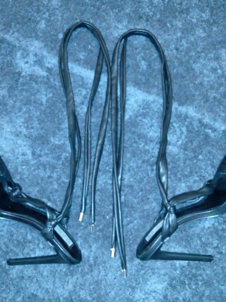 STEVE MADDEN LEATHER STRAP HEALS