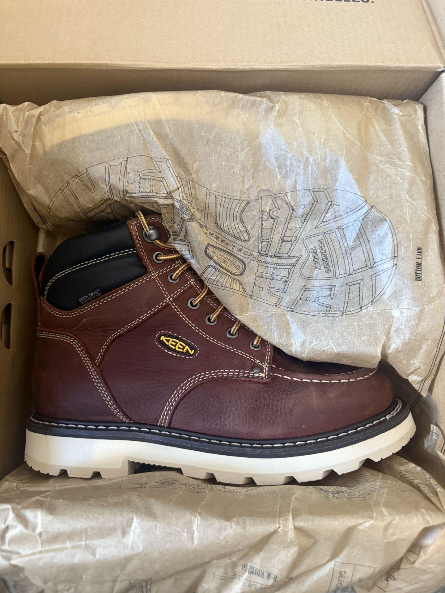 New Keen Size 10 Boots Wide