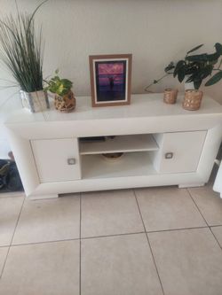 Pretty white TV console