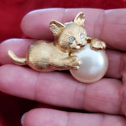 Richelieu Cat Brooch With Faux Pearl And Clear Rhinestones Brush Gold Tone