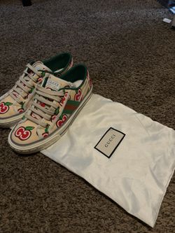 Women’s limited edition apple gucci shoes