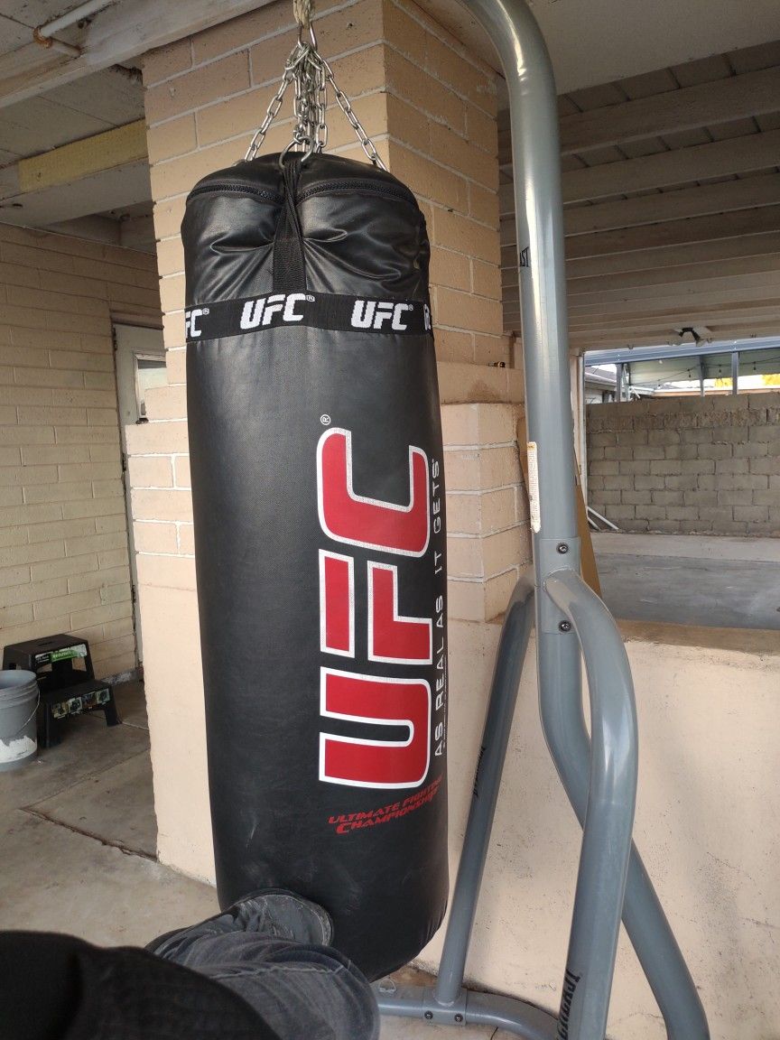 ufc heavy bag 100lb punching bag with stand