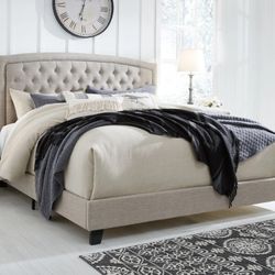 Jerary - Arched Tufted - Upholstered Bed