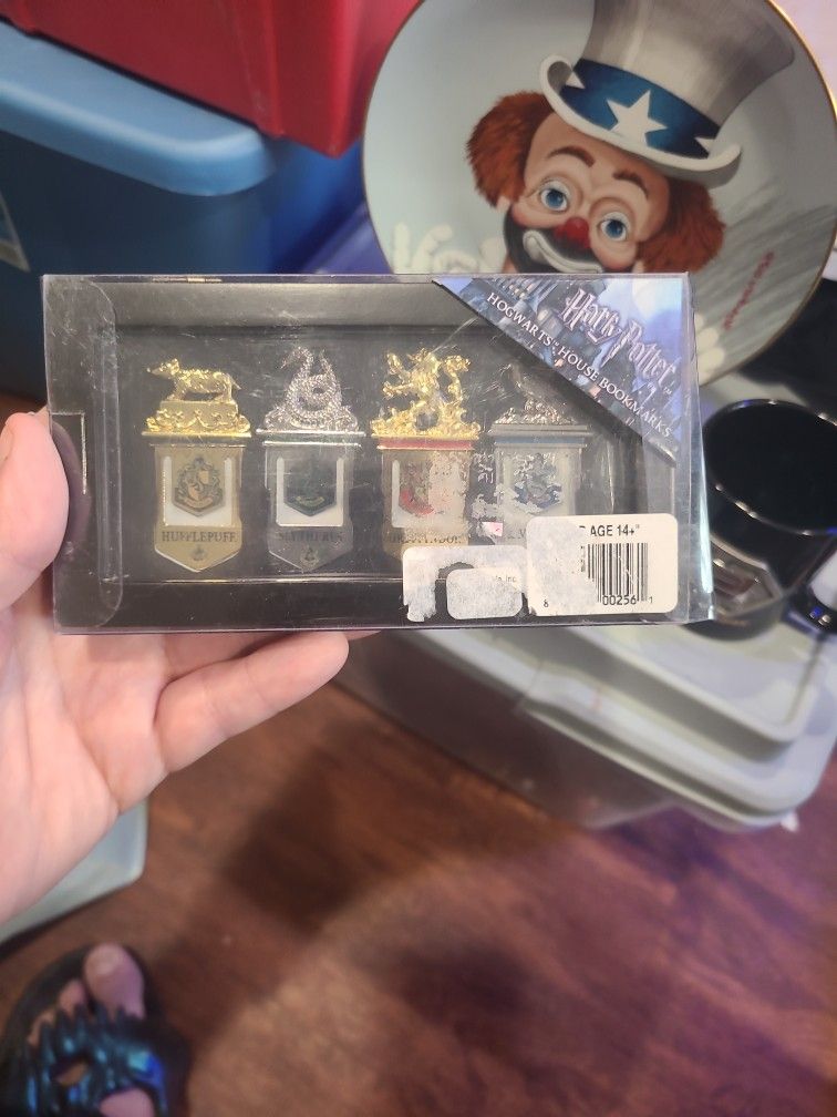 HARRY POTTER HOGWARTS HOUSE BOOKMARKS NIP