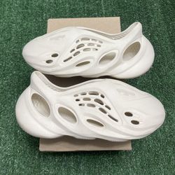 Adidas Yeezy Sand Foam Runner size 9 VNDS