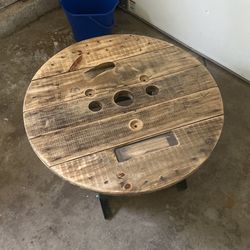Round Would Table With Adjustable Legs And Feet 