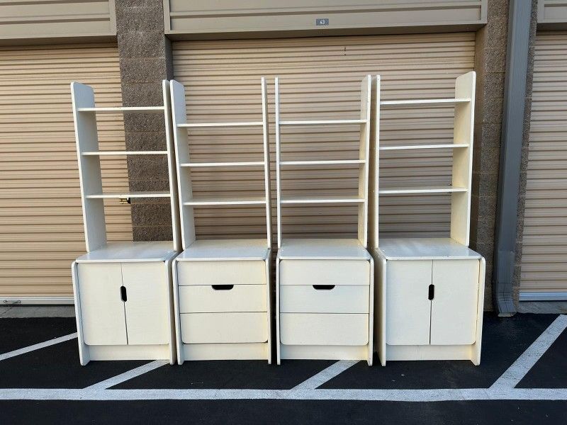 Solid wood cabinets with bookcase on top/gabinetes de madera solida con librero arriba