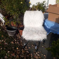 FAUX FLOKAT ARMLESS OFFICE CHAIR  WHITE GOOD CONDITION $ 65.00