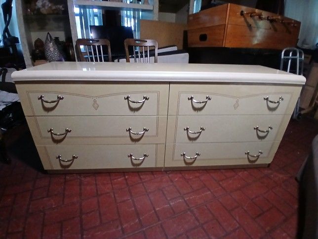 Dresser