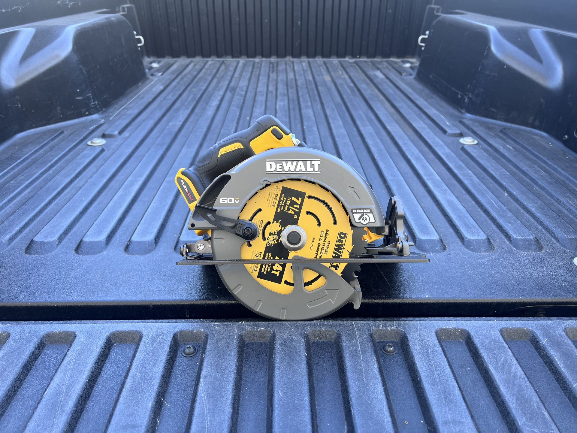 DEWALT FLEXVOLT 60V MAX Cordless Brushless 7-1/4 in. Sidewinder Style Circular Saw w/Brake **Tool Only**