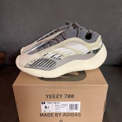 Adidas Yeezy 700