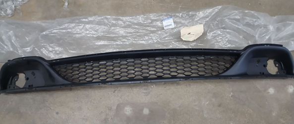 New 11-20 Dodge G. Caravan Front lower Bumper Grille Oem