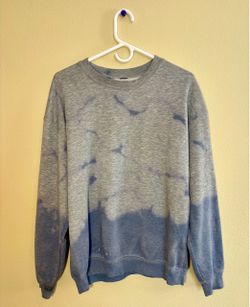 Women’s Blue and Gray Tie-Dye Crewneck Sweatshirt Small/Medium