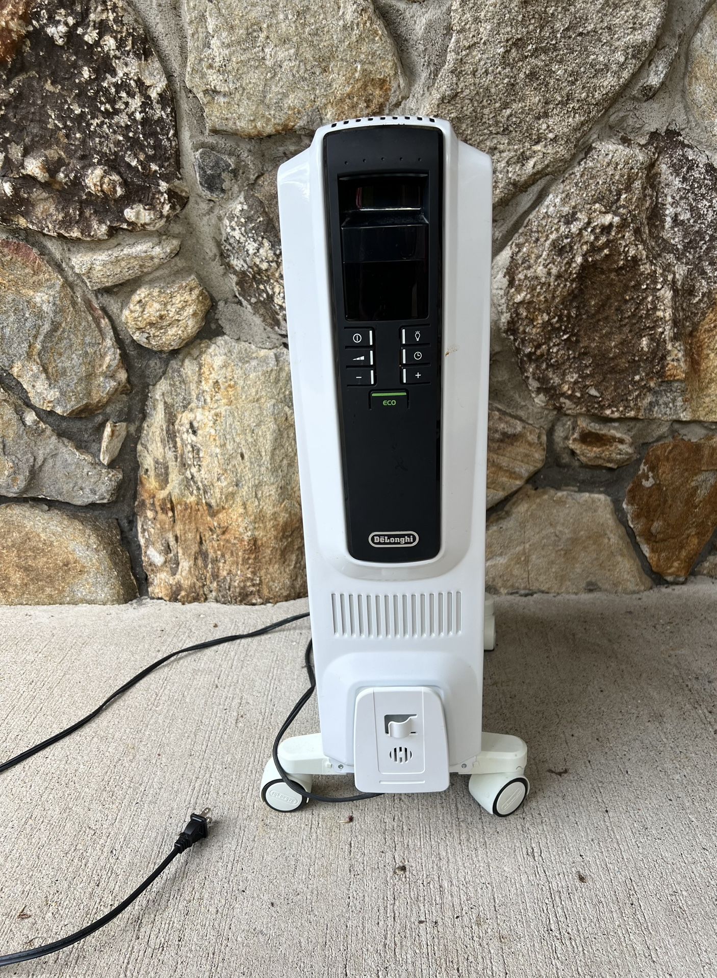 DeLonghi 1500 -Watt Oil-filled radiant Tower Indoor Electric Space Heater