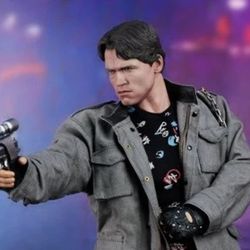 Hot Toys 🔥 The Terminator T-800 