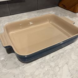 Le Creuset Stoneware Baking Dish  in excellent condition.  13” x 10” x 2”