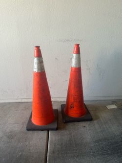 Pair of Heavy-Duty 28" Commercial Traffic Cones w/ Rubber Base & Reflective Collars