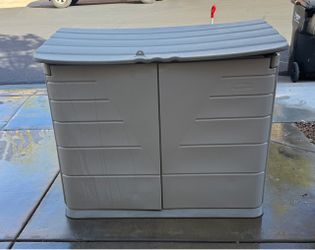 Rubbermaid Outdoor Split Lid Shed