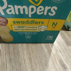 Newborn Diapers Pampers  + Wipes 900