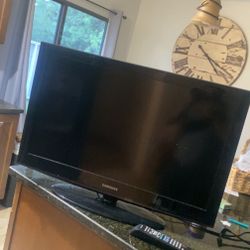 32 Inch Samsung TV With Remote