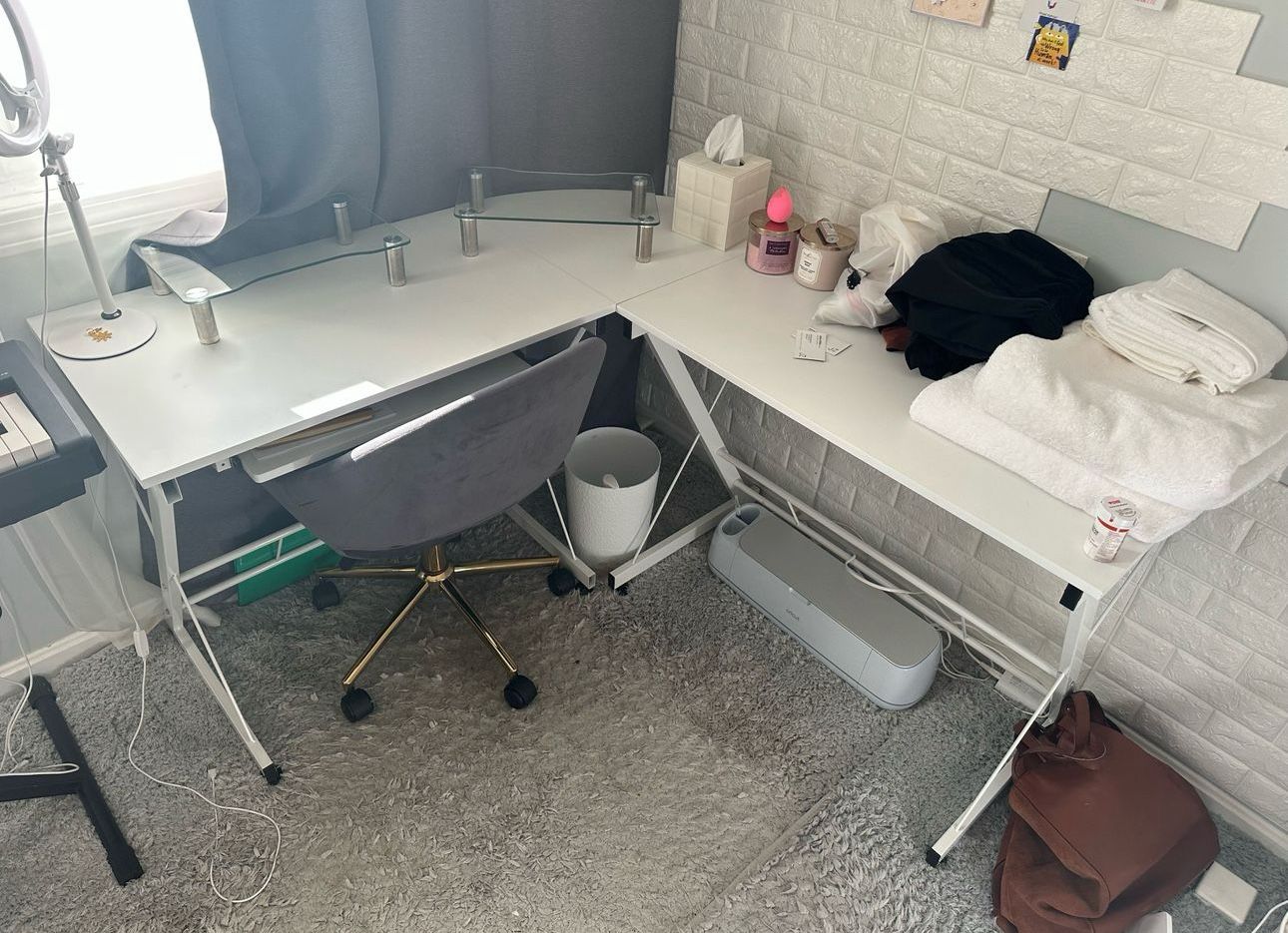Corner Table. Excellent Condition. Pick up Only. Needs To Be Assembled