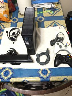 Xbox 360 slim Kinect + 2 controller