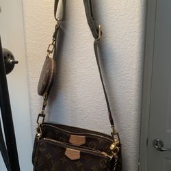 VALENTINES DAY SPECIAL PRICE ❤️ ENTRUPY CERTIFIED LOUIS VUITTON MULTI POCHETTE CROSSBODY BAG CAN BE WORN MANY WAYS IN EXCELLENT CONDITION 