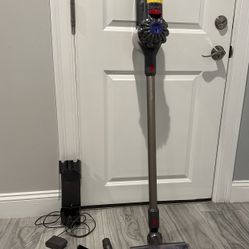 Dyson - V8 Cordless Vacuum with accessories and Wall Mount