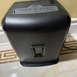 Staples 10-Sheet Cross-Cut Shredder 
