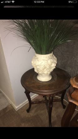 Round table with vase