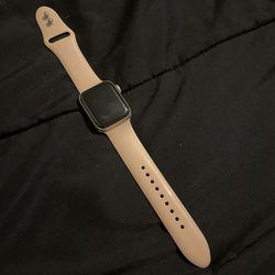 Rose Gold Aluminum Apple Watch  Series 5 40 mm For Sale . 