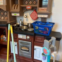 Kitchen In Good Condition It Comes With The Food Pots And Pans The Broom And Mop And Vacuum Are Brand New Everything You See In The Picture