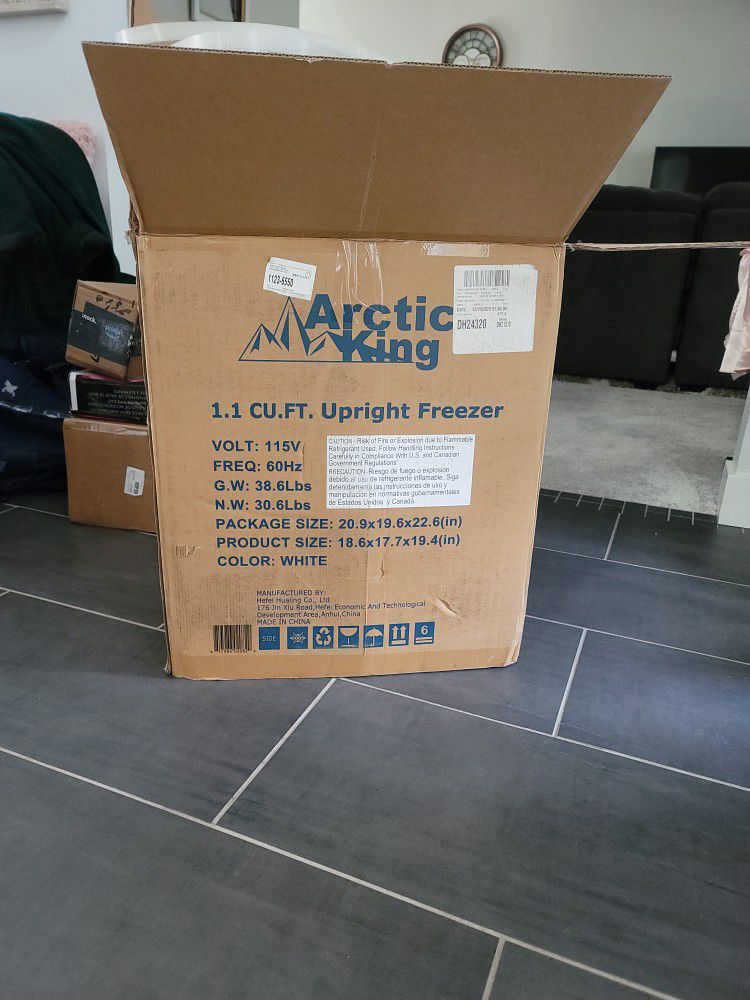 Arctic King 1.1 Cu ft Upright Freezer, White, AUFM011AEW 