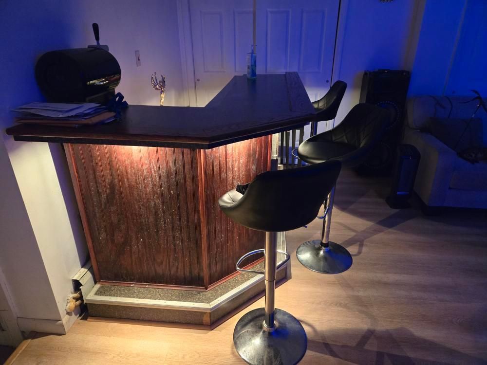 Bar Forsale With Chairs 
