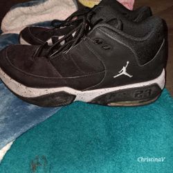 Men's Jordan max aura 3 size 9