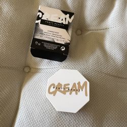 FE V CHEEKS OUT • FREESTYLE CREAM BLUSH FARD À JOUES CRÈME POLYVALENT NET WT. / POIDS NET 3g / 0.10 OZ