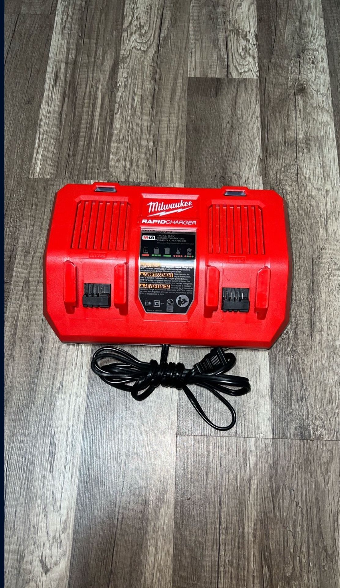 MILWAUKEE 18V TAPID CHARGE FAST CHARGER