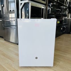 GE 5.6 cu. ft. Mini Fridge in White GCE06GGHWW