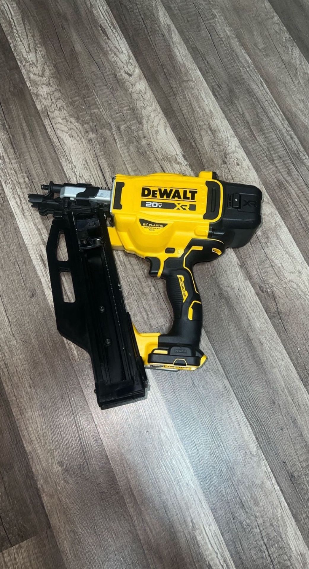 DEWALT 20V XR BRUSHLESS 21° FRAMING NAILER