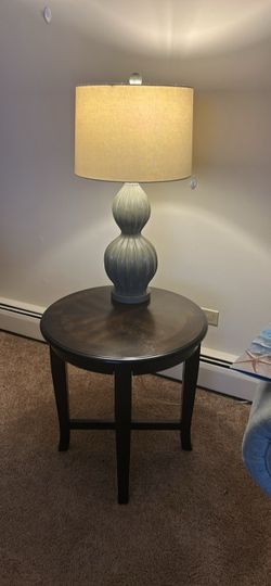 End table W/ table lamp
