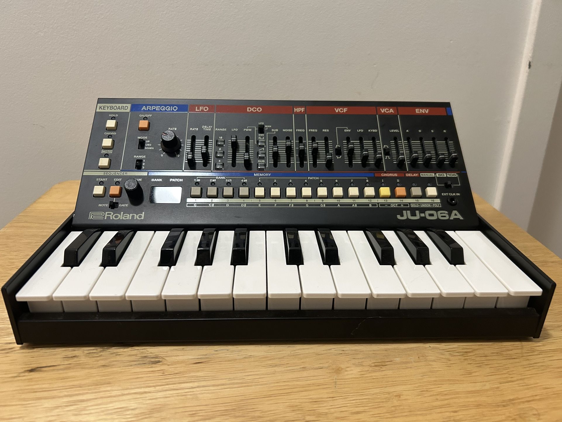 Roland Ju-06a Synth w K-25m Keyboard Piece