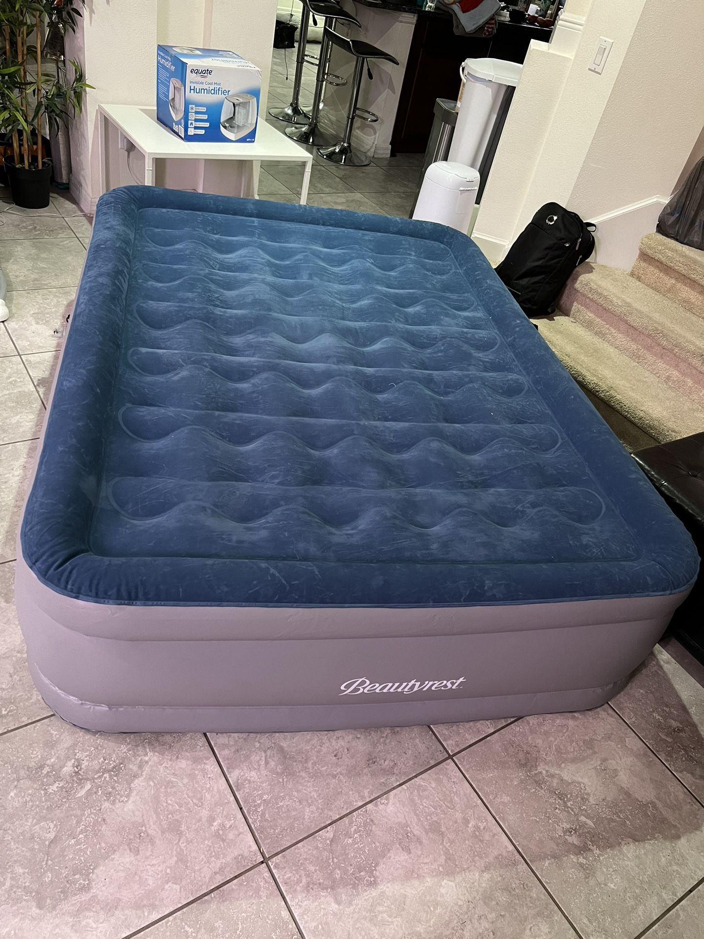 New from $100 only $59!  18" Queen Inflatable Blow up Air Bed Mattress with Built-in Pump / colchon auto inflable