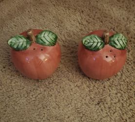 Apple salt and pepper shakers