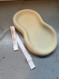 Keekaroo Peanut Changer with Safety Strap